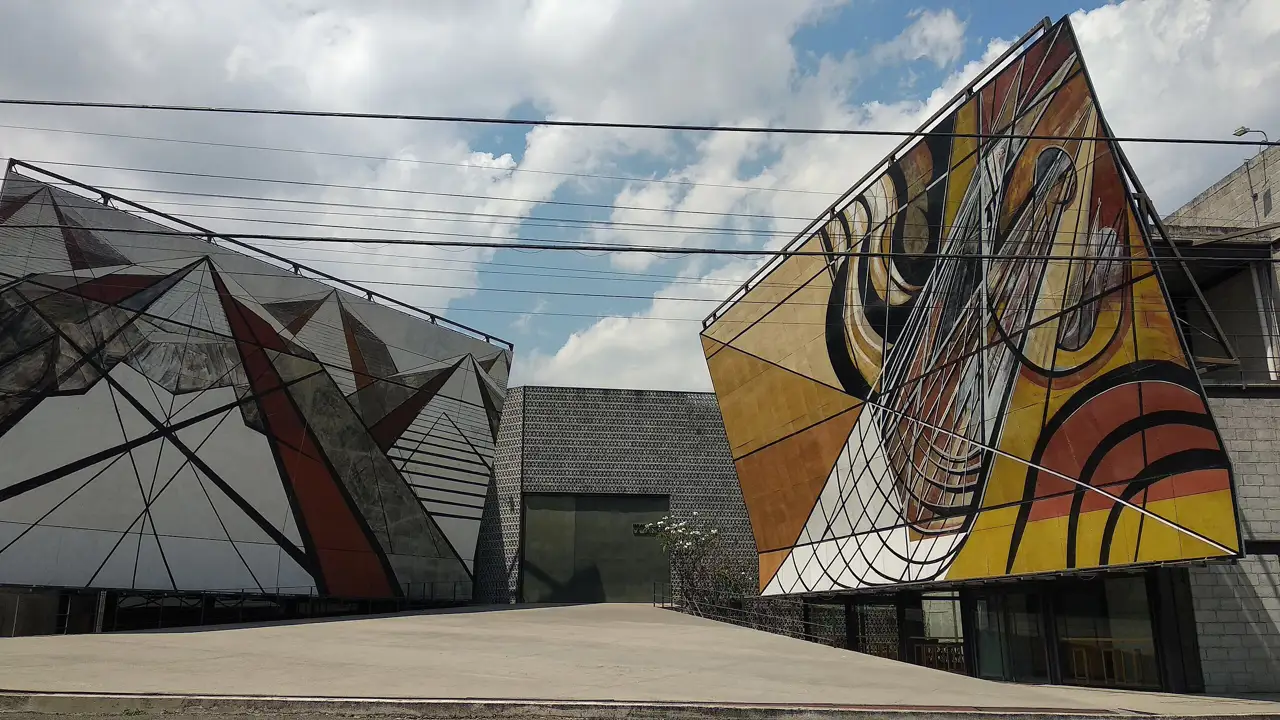 En el museo La Tallera (2012), Frida Escobedo renovó la plaza de acceso.