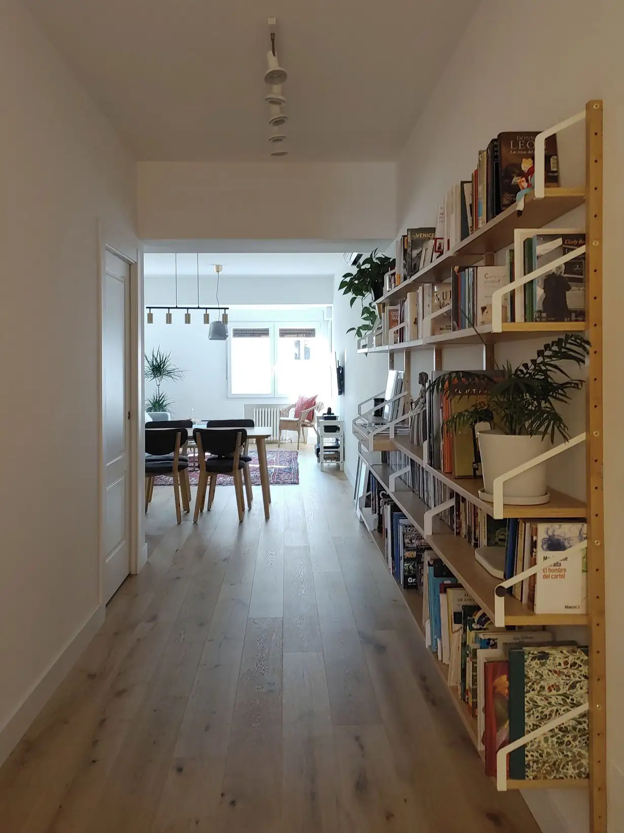 Librería a la medida en un piso en Chamberí, Madrid. Proyecto: Reformmia