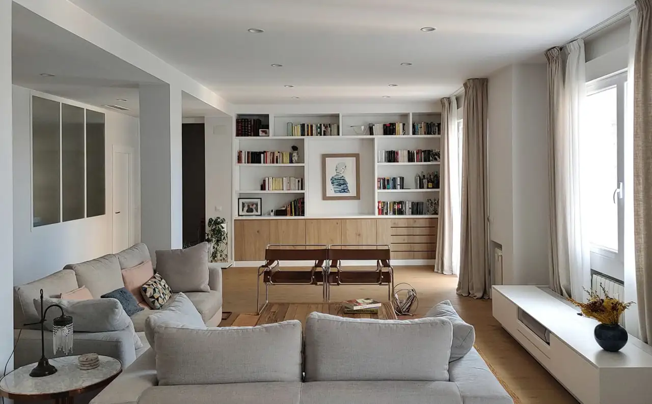 Librería a la medida en un piso en Diego de León, Madrid, proyectado por Reformmia.