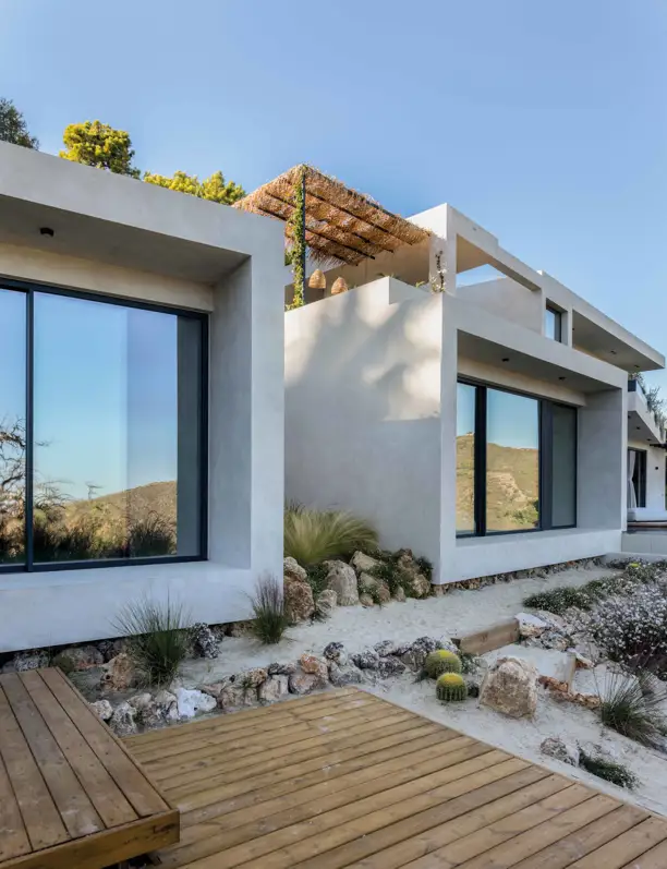 Tienes que ver esta casa en las montañas de Marbella que homenajea la simplicidad vernácula y respira lujo silencioso