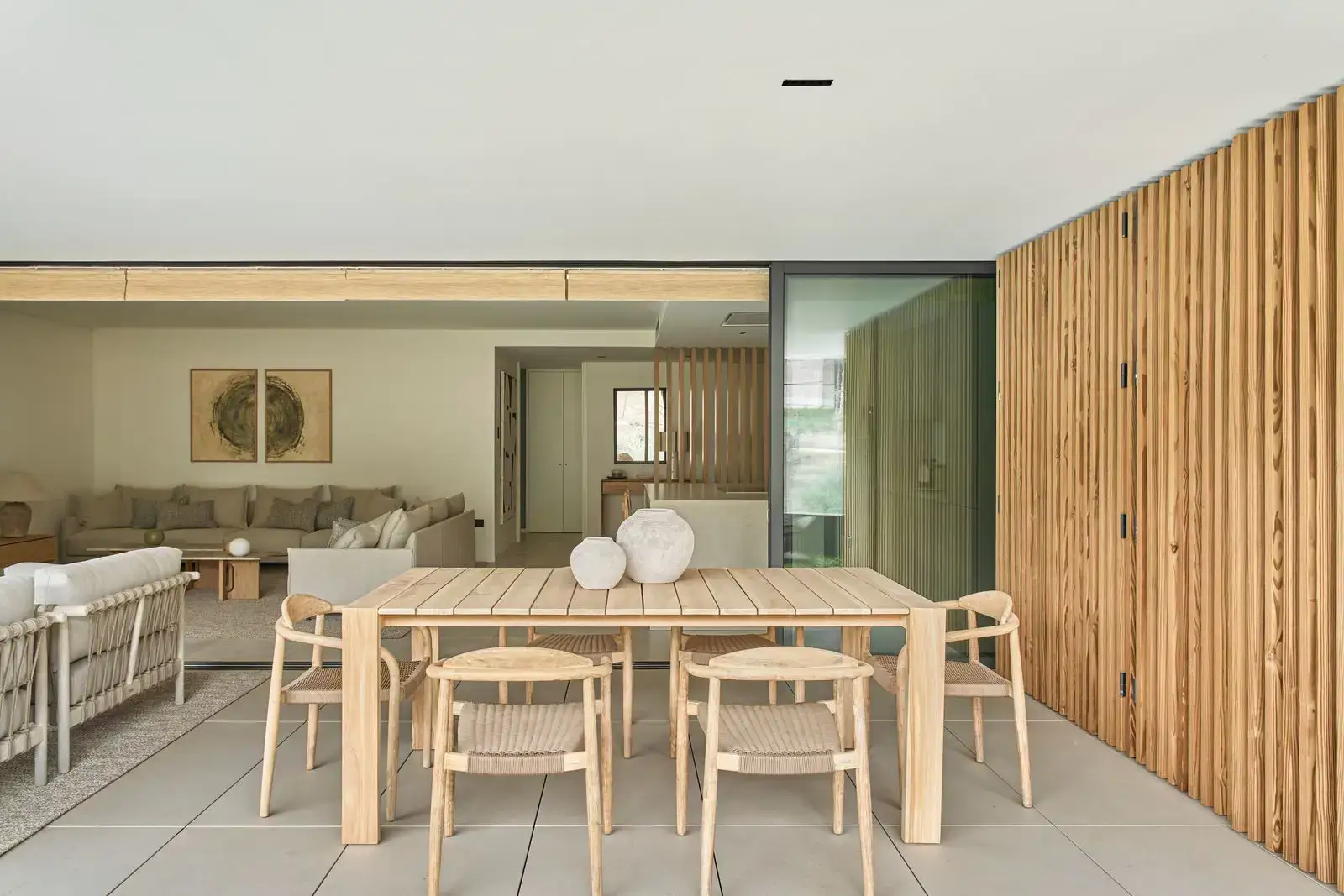 mesa y sillas de madera en una terraza