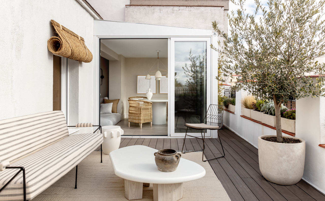 La terraza se ha vestido con un sofá de Decolab, alfombra de Zigler y mesa de centro y taburete de Findings Gallery. La silla y la vasija de Tristán Domecq Casa.