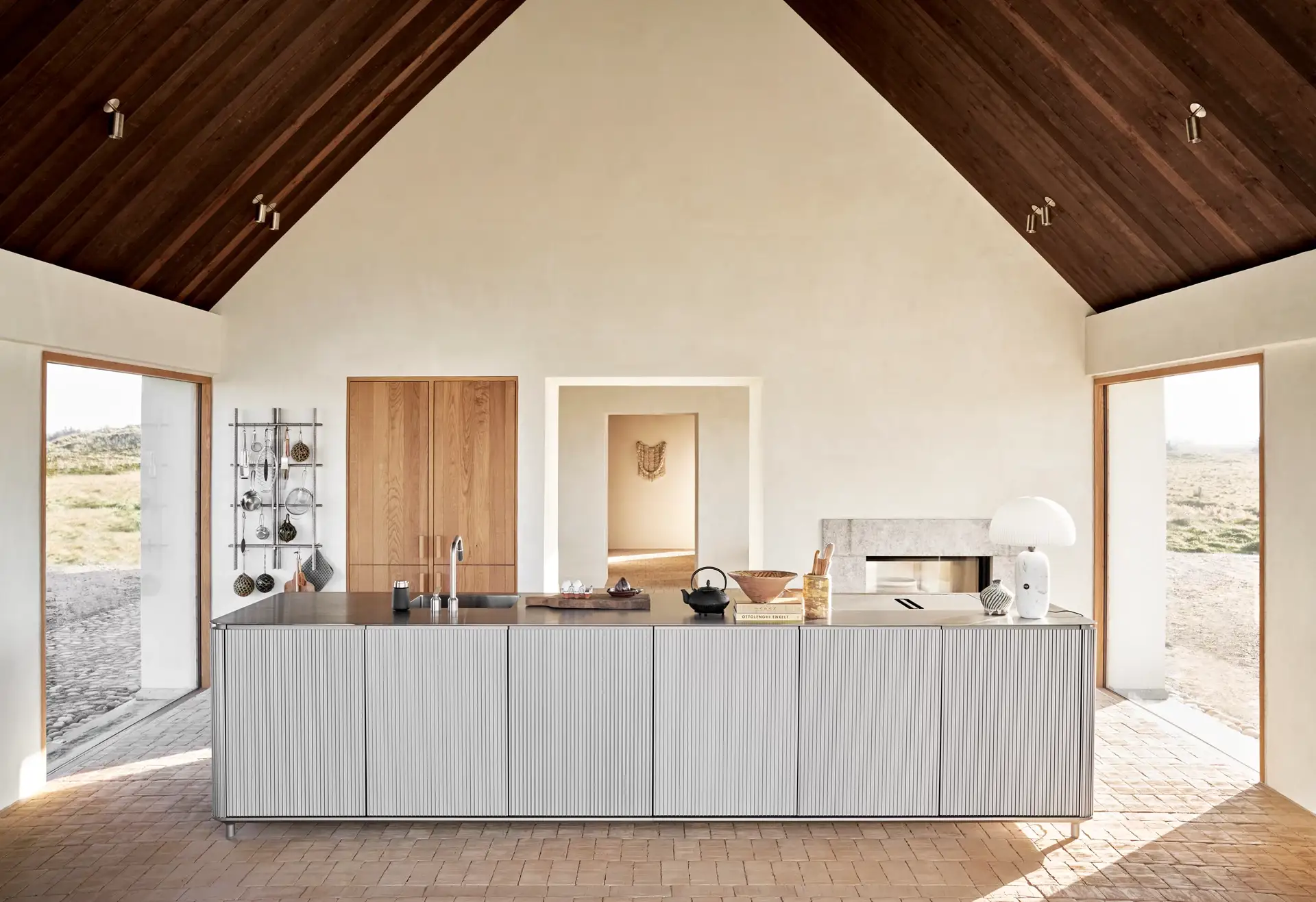 cocina de aluminio con puertas texturizadas