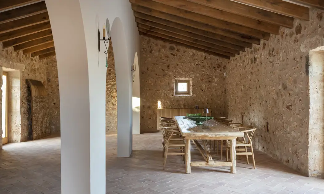 Así ha sido la rehabilitación artesanal de una casa en una preciosa cala de Mallorca