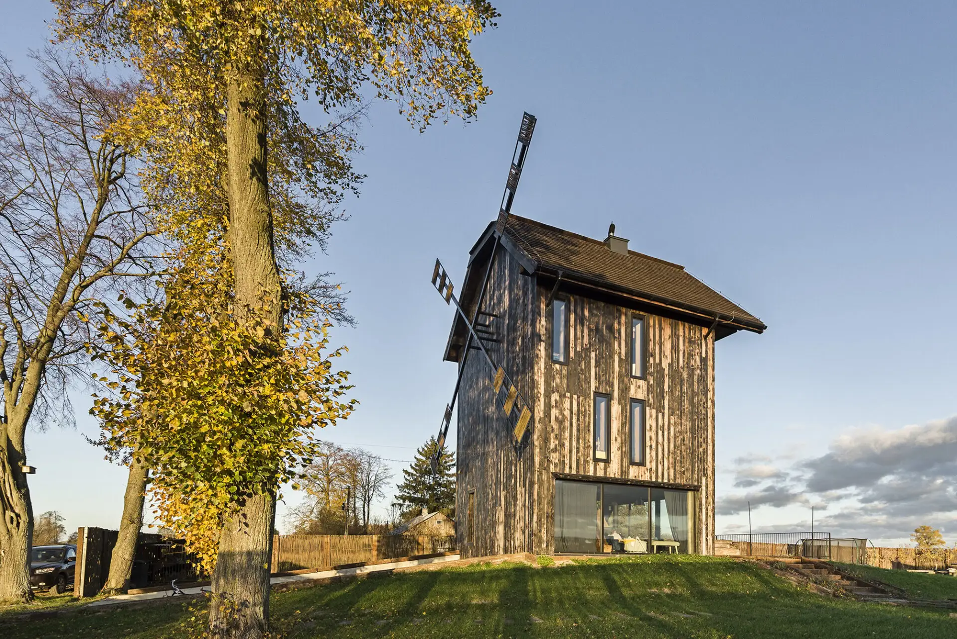  La transformación de un molino en una vivienda vertical en Polonia, por Michal Kucharski y 04 architekci.