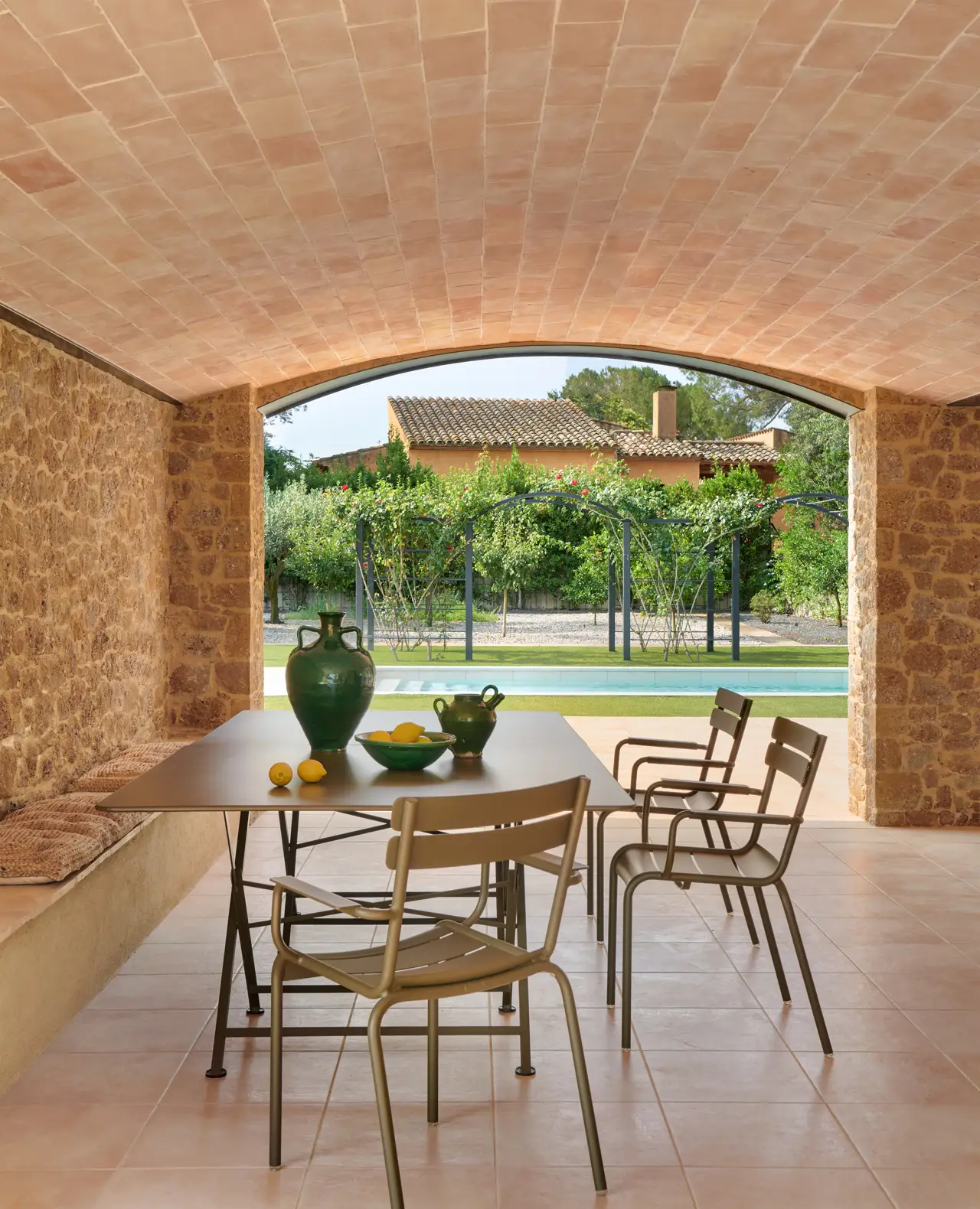 Comedor con piedra y bóveda de ladrillo