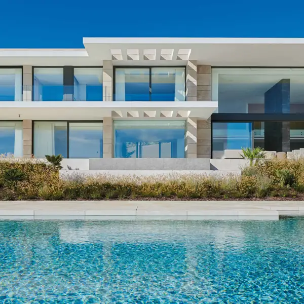 Elegancia y naturaleza en la costa gaditana: un refugio de lujo que armoniza piedra, madera, metales y cristal