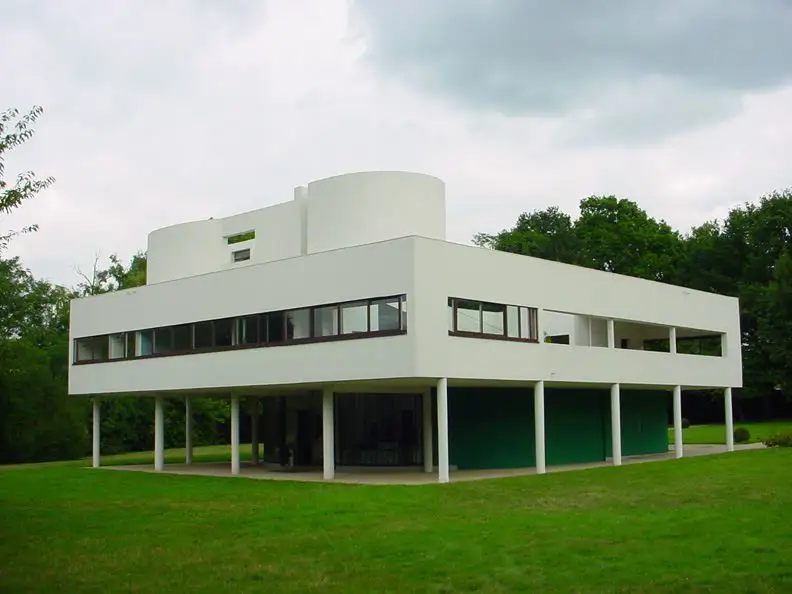 La ville Savoye, proyectada por Le Corbusier, está a solo 50 minutos de París.