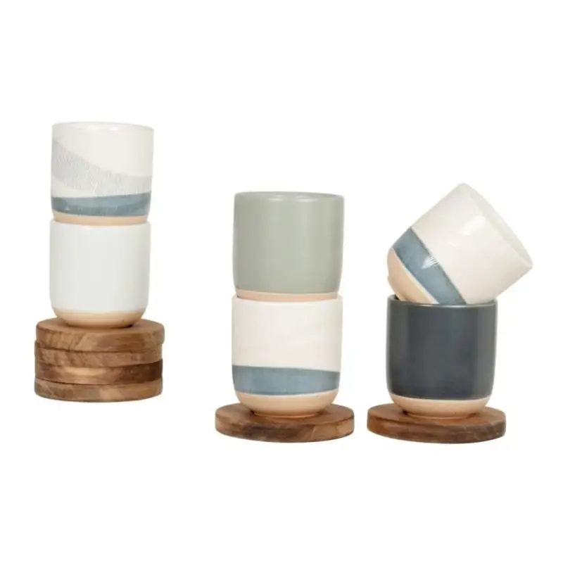 Tazas de cerámica y platillos de madera Doliche