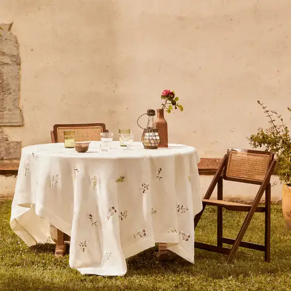 Zara Home lo hace posible: la mesa de verano perfecta para noches frescas y mágicas