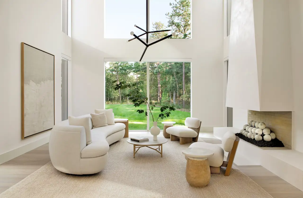 3 Hamptons Modern by Chango & Co sala de estar en tonos blancos