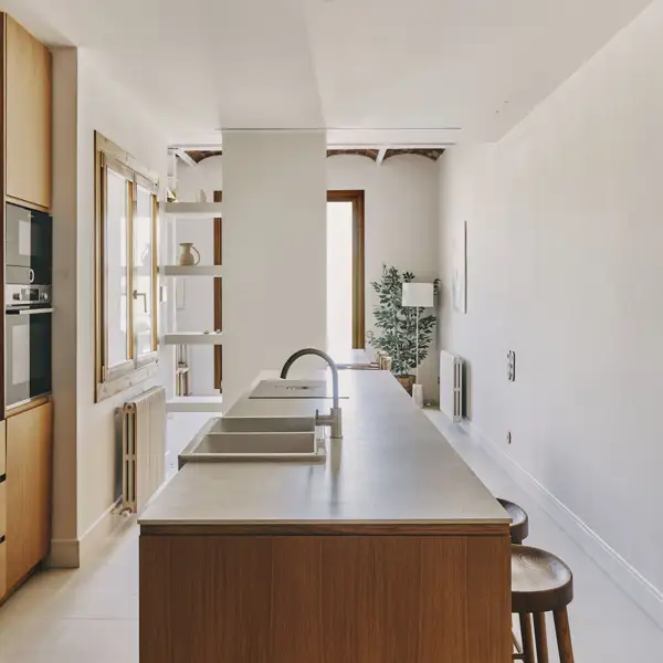 Una cocina llena de luz y encanto renace tras una reforma integral en el Ensanche de Barcelona