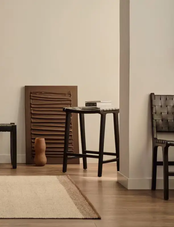 La silla de piel y madera de Kave Home que encanta por su diseño atemporal (y que querrás para tu comedor)