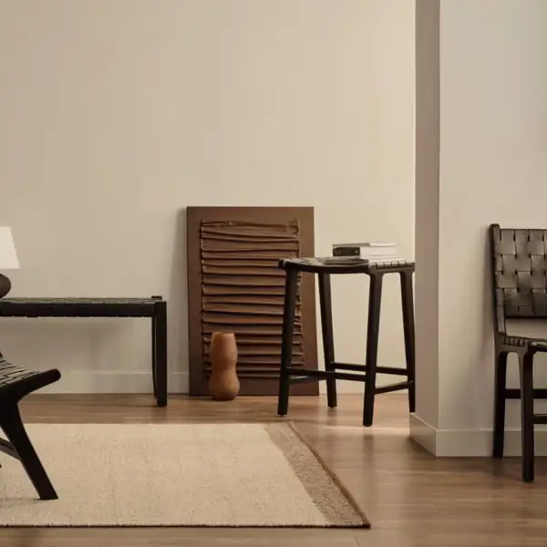 La silla de piel y madera de Kave Home que encanta por su diseño atemporal (y que querrás para tu comedor)