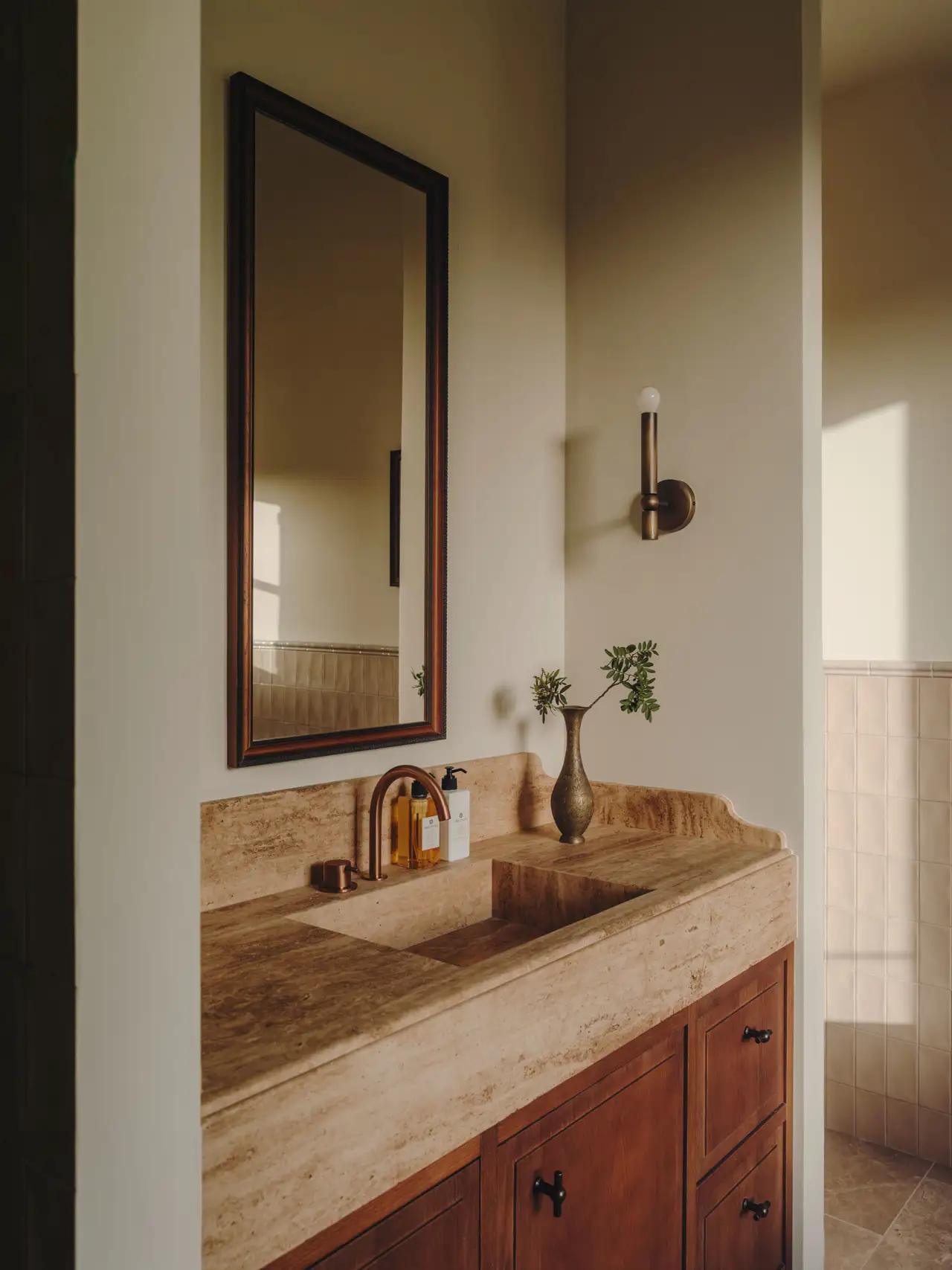 Baño con lavabo de piedra y madera 