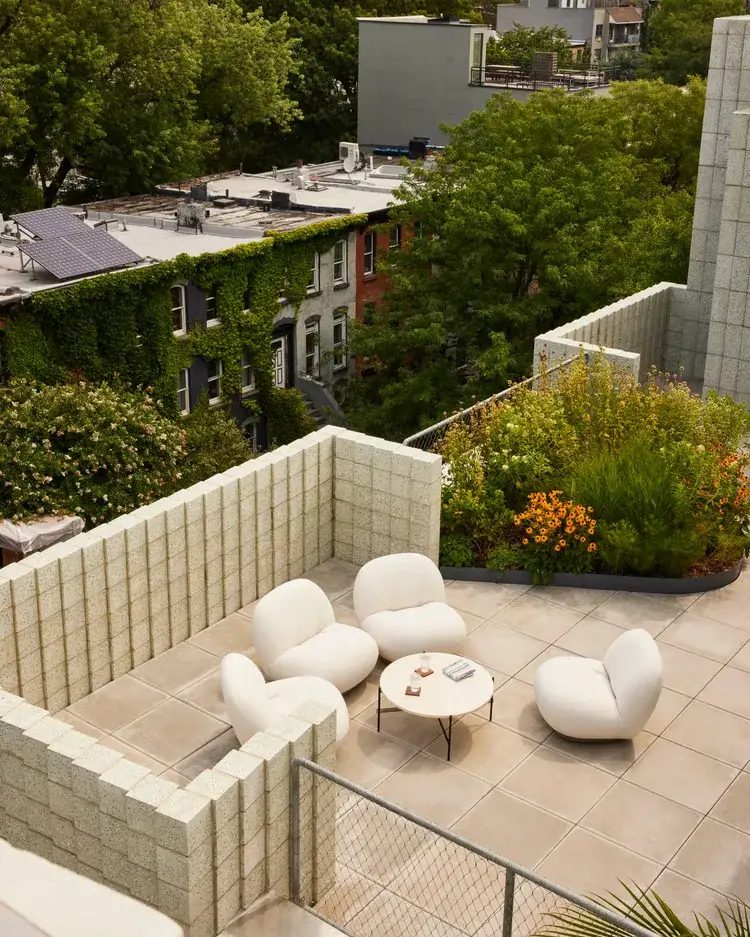 Terraza vista desde el aire con tres sillas Pachá y mesa de centro color blanco.