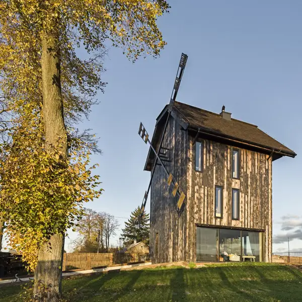  La transformación de un molino en una vivienda vertical en Polonia, por Michal Kucharski y 04 architekci.