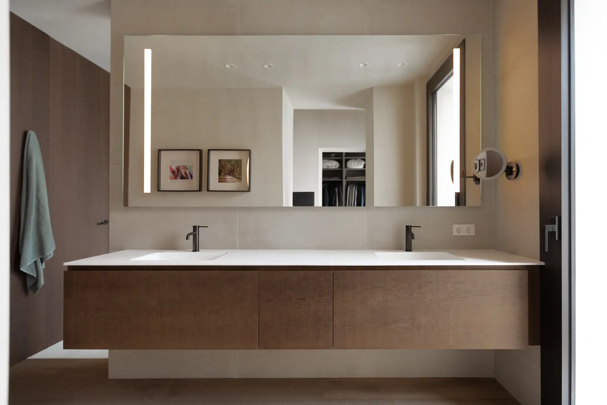 Baño con dos lavabos y gran espejo rectangular