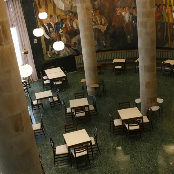 Redescubriendo la esencia de La Laboral: así se ha modernizado el café, el bar y la terraza de este edificio emblemático en Gijón