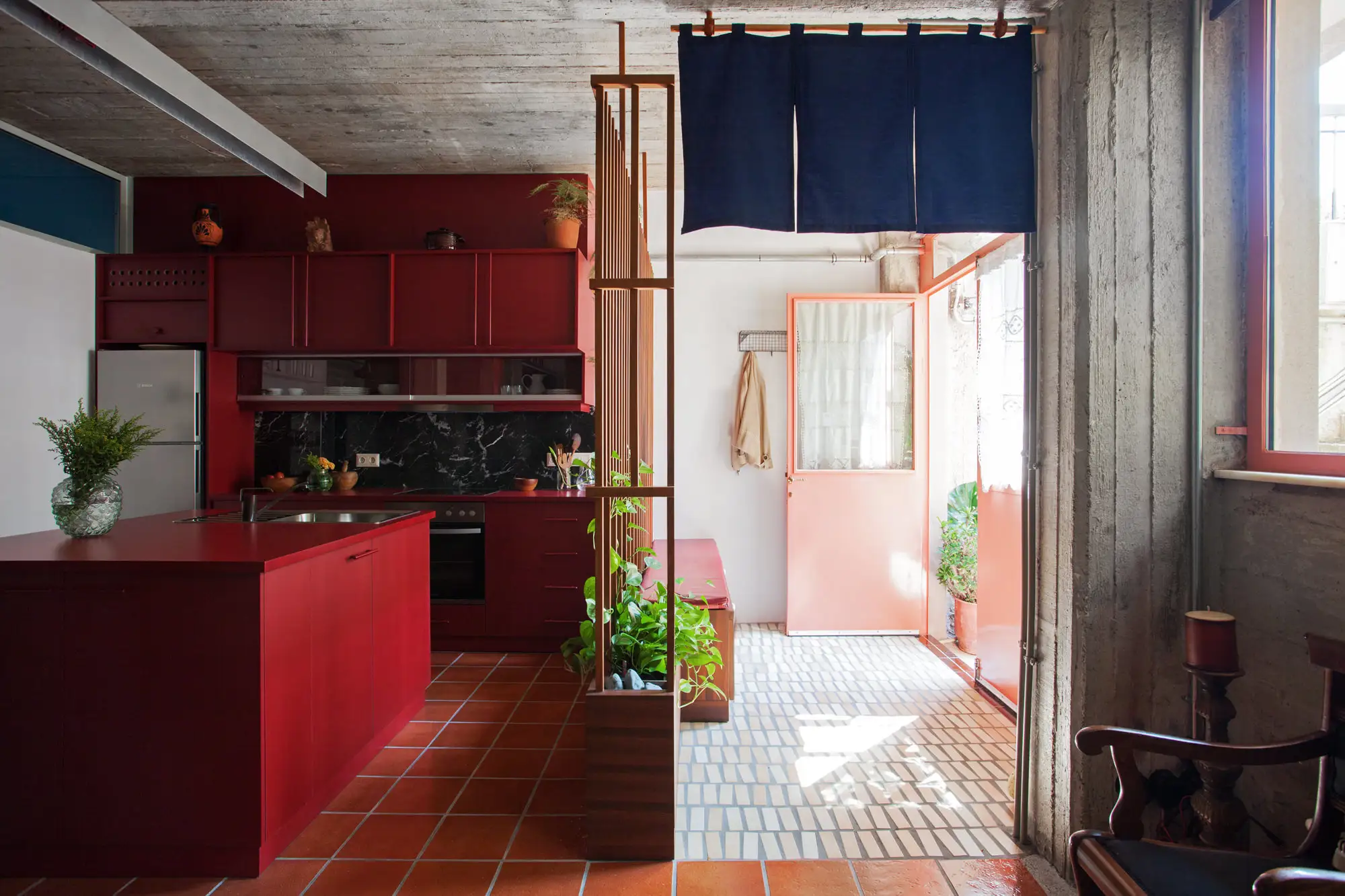 Cocina roja con industrial con baldosas barro