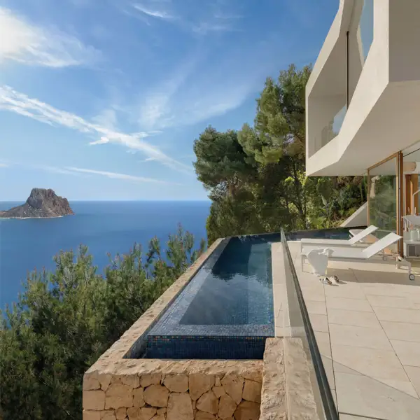 La casa que se 'entierra' en la montaña: una vivienda que se fusiona en armonía con el paisaje de Calpe