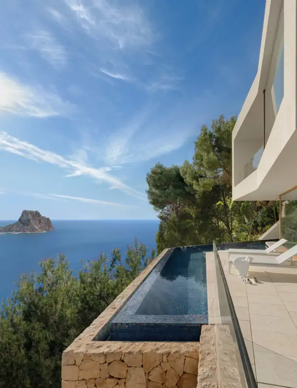 La casa que se 'entierra' en la montaña: una vivienda que se fusiona en armonía con el paisaje de Calpe