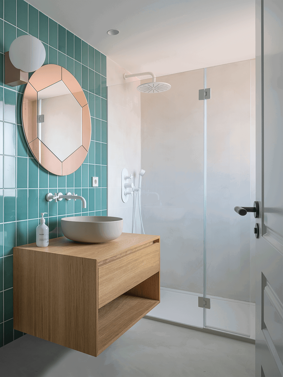 baño con azulejo verde