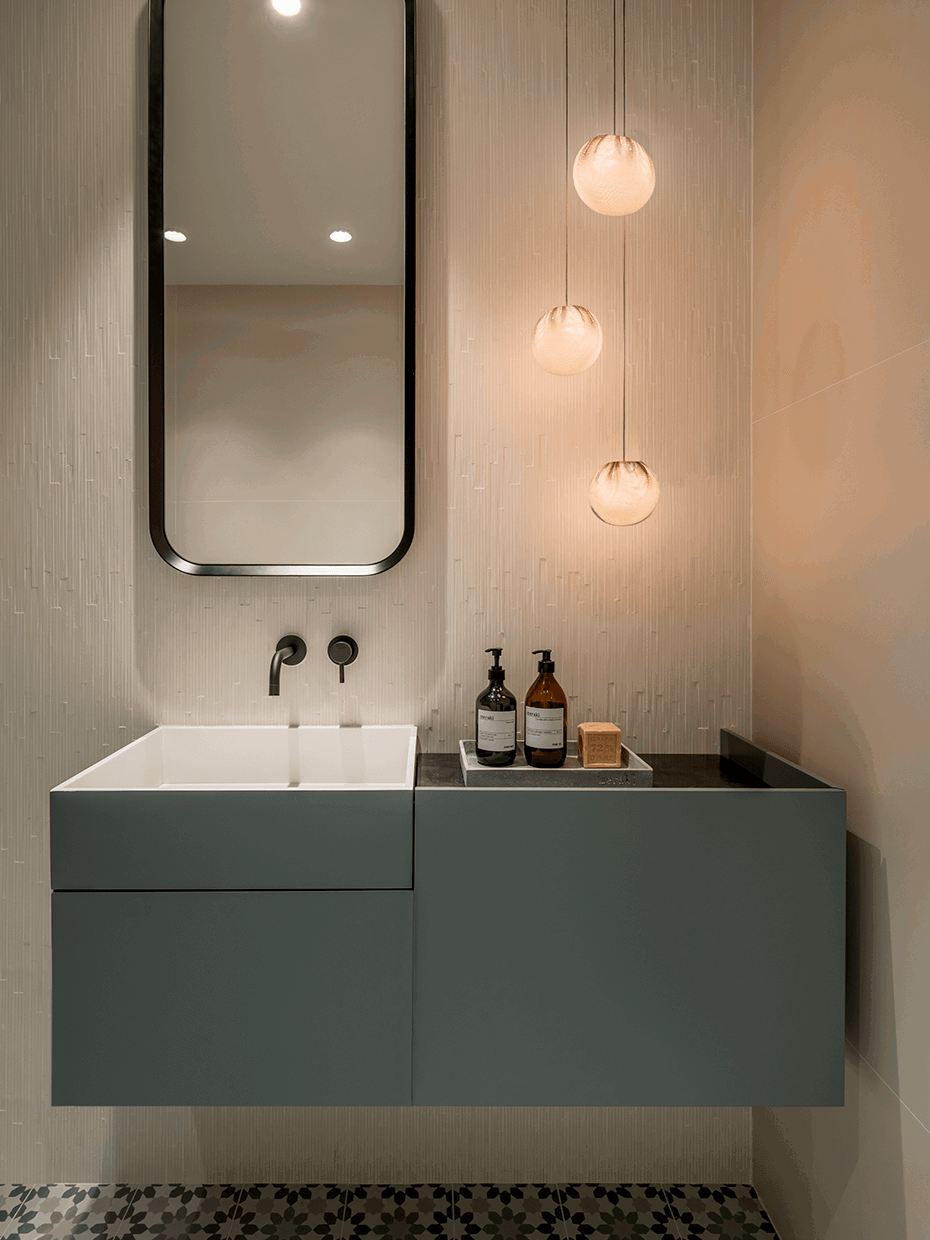 baño con mueble suspendido