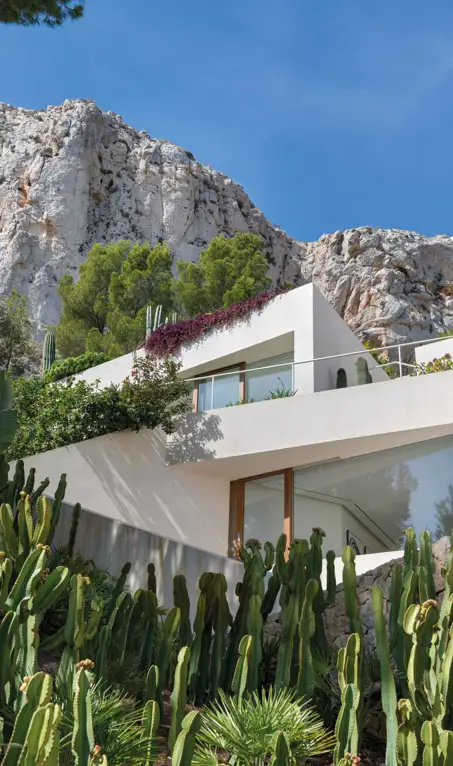 La casa que se 'entierra' en la montaña: una vivienda que se fusiona en armonía con el paisaje de Calpe