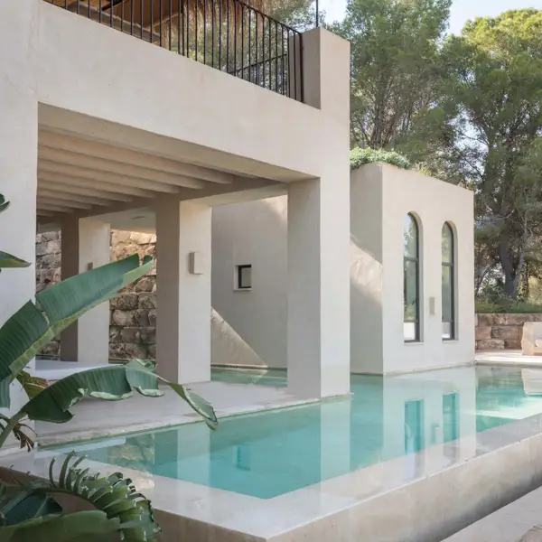 Una casa en Mallorca bañada por la luz: patios, terrazas y una piscina que lo conecta todo