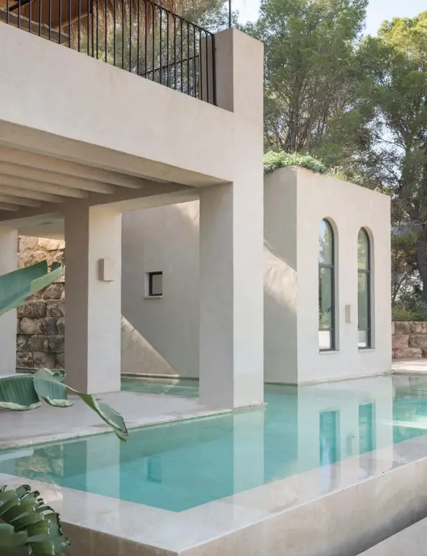 Una casa en Mallorca bañada por la luz: patios, terrazas y una piscina que lo conecta todo