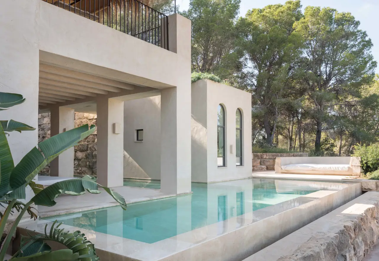 Una casa en Mallorca bañada por la luz: patios, terrazas y una piscina que lo conecta todo