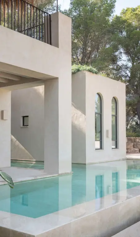 Una casa en Mallorca bañada por la luz: patios, terrazas y una piscina que lo conecta todo