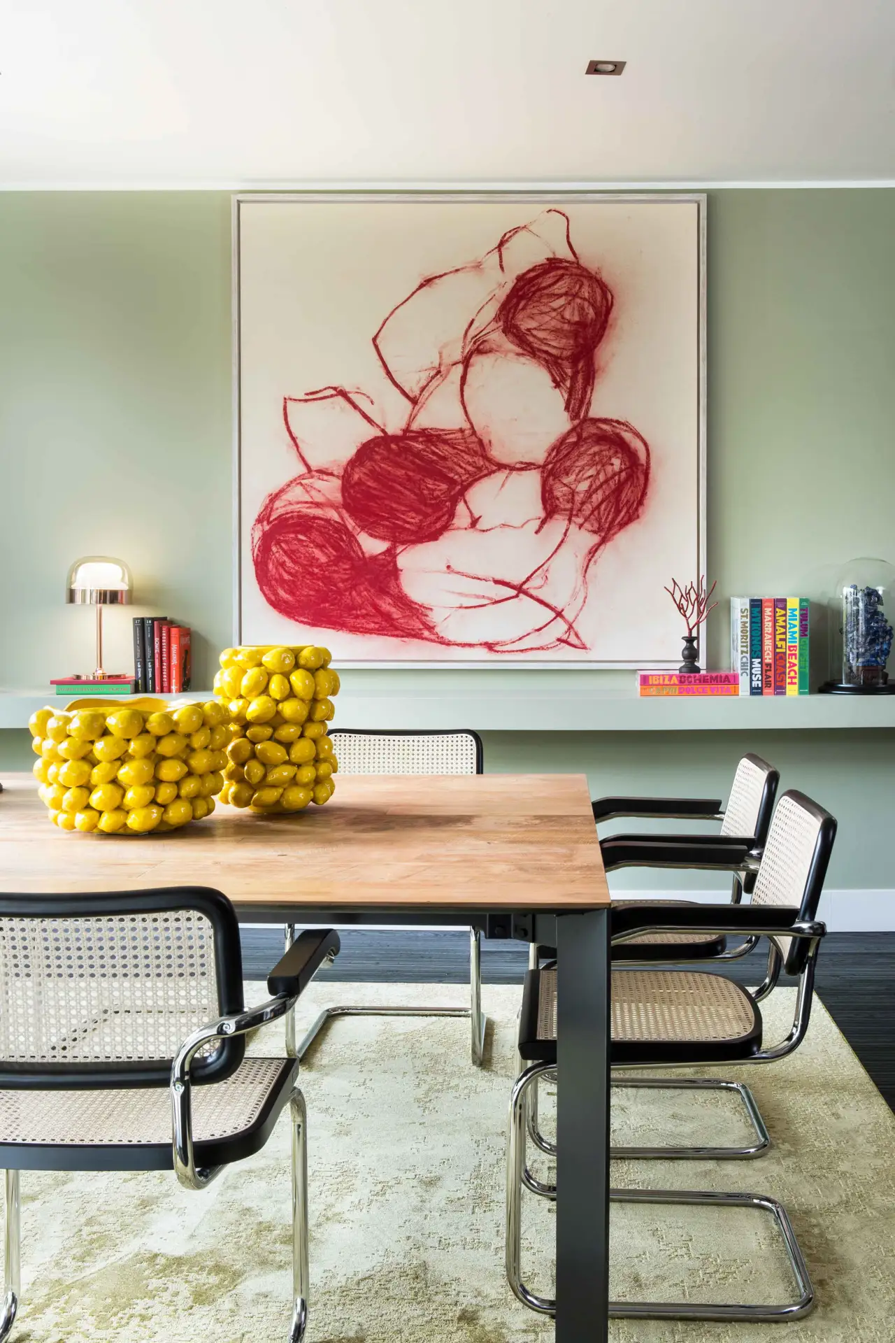 Comedor con aparador con libros