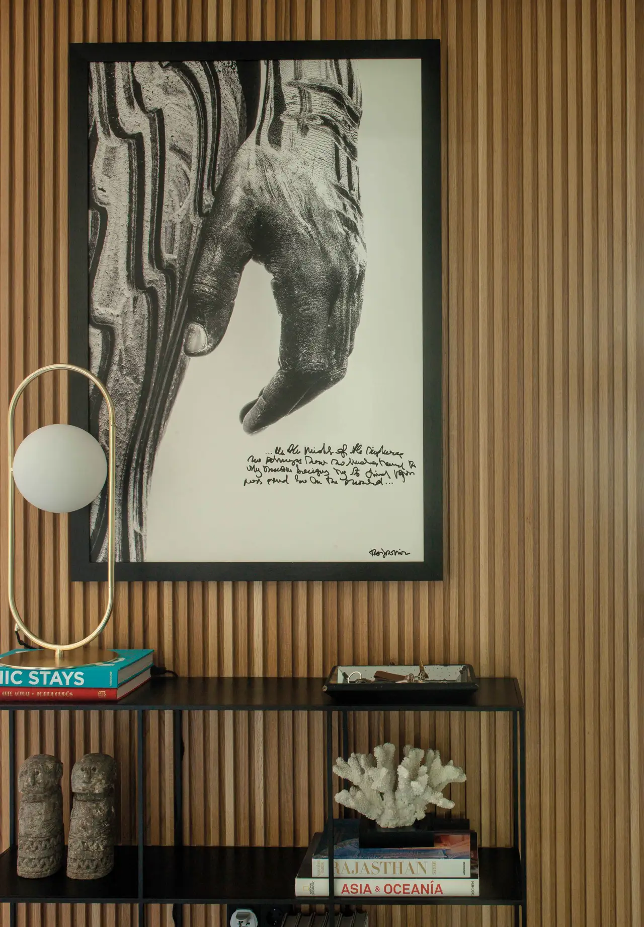 Fotografía en pared de listones sobre estantería baja