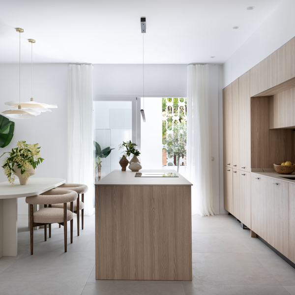 Una casa con una cocina cálida y luminosa, diseñada para disfrutar en familia