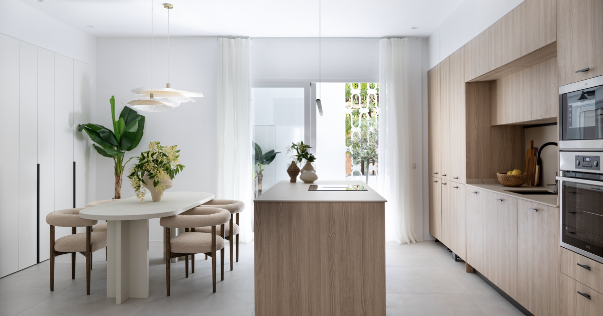 Una casa con una cocina cálida y luminosa, diseñada para disfrutar en ...