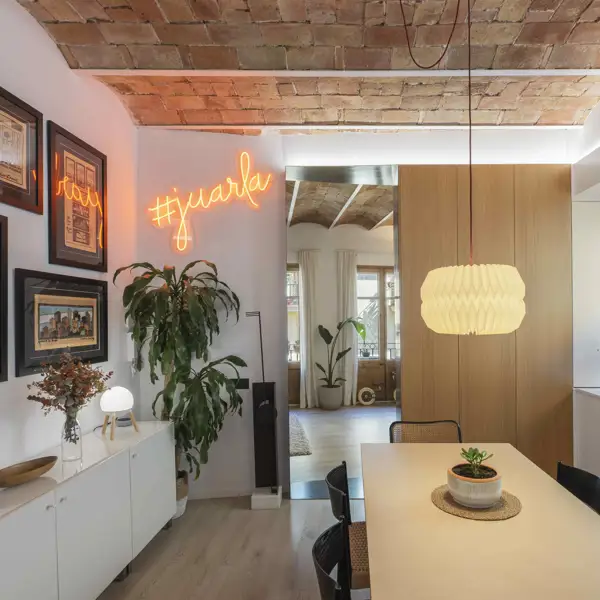 Espacios abiertos y luminosos transforman por completo este piso con encanto en el barrio de Gràcia en Barcelona