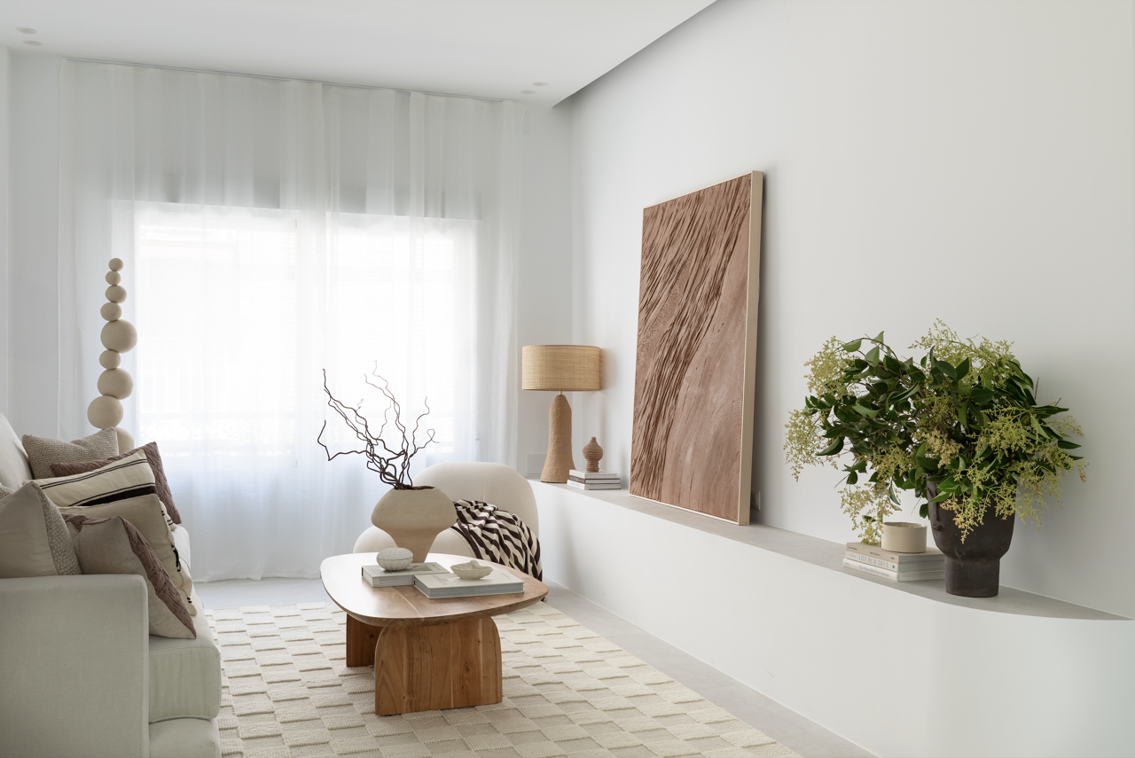 Salón, con cuadro de Vical Home. La mesa de centro es de Sklum