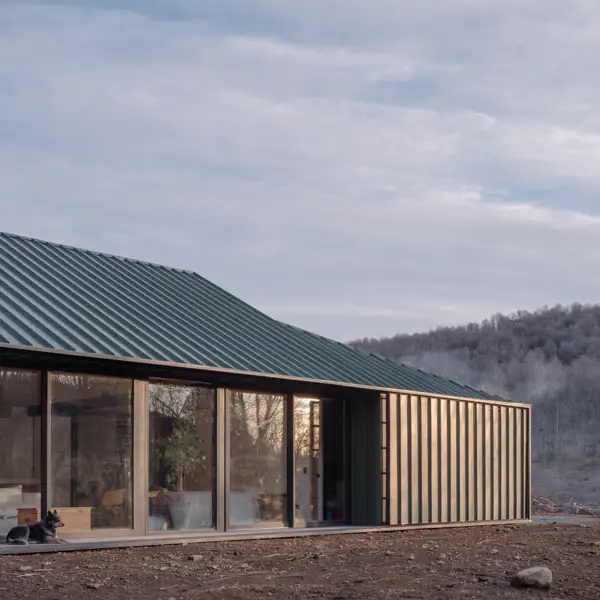 En Los Andes, una vivienda discreta de espacios amplios para disfrutar de la naturaleza