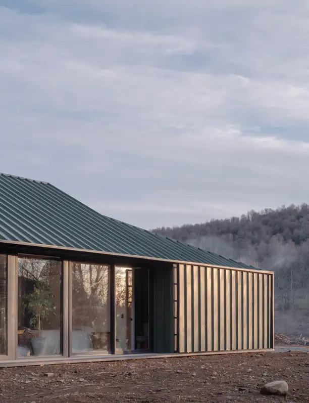 En Los Andes, una vivienda discreta de espacios amplios para disfrutar de la naturaleza