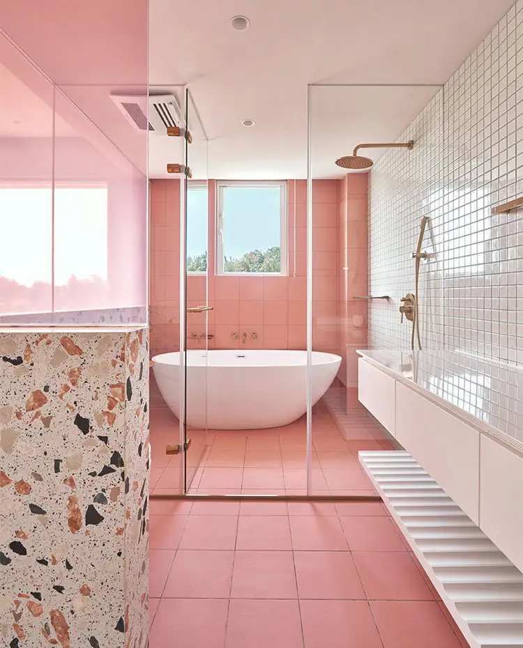 Baño con azulejos blancos y rosas