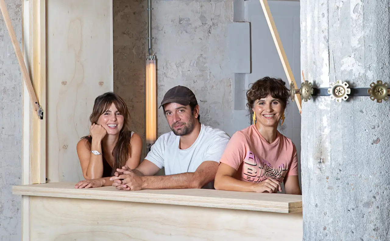 Lucas Muñoz entre Elena (izquierda) y Esther cCstaño de Sancal (23)