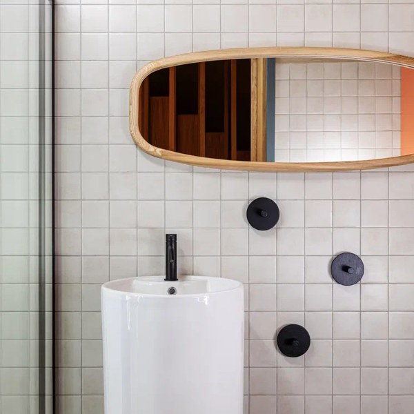 Baño con azulejos blancos