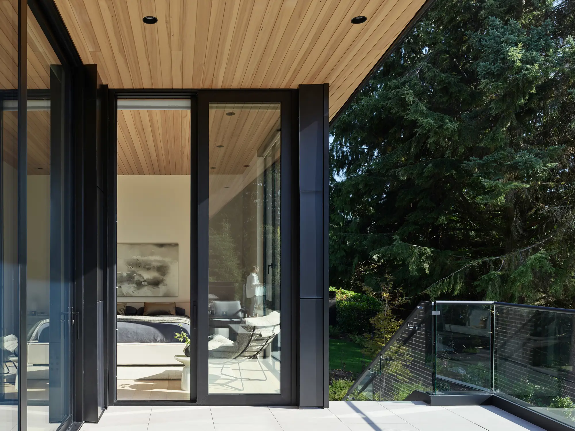 Dormitorio principal con puerta corrediza de cristal