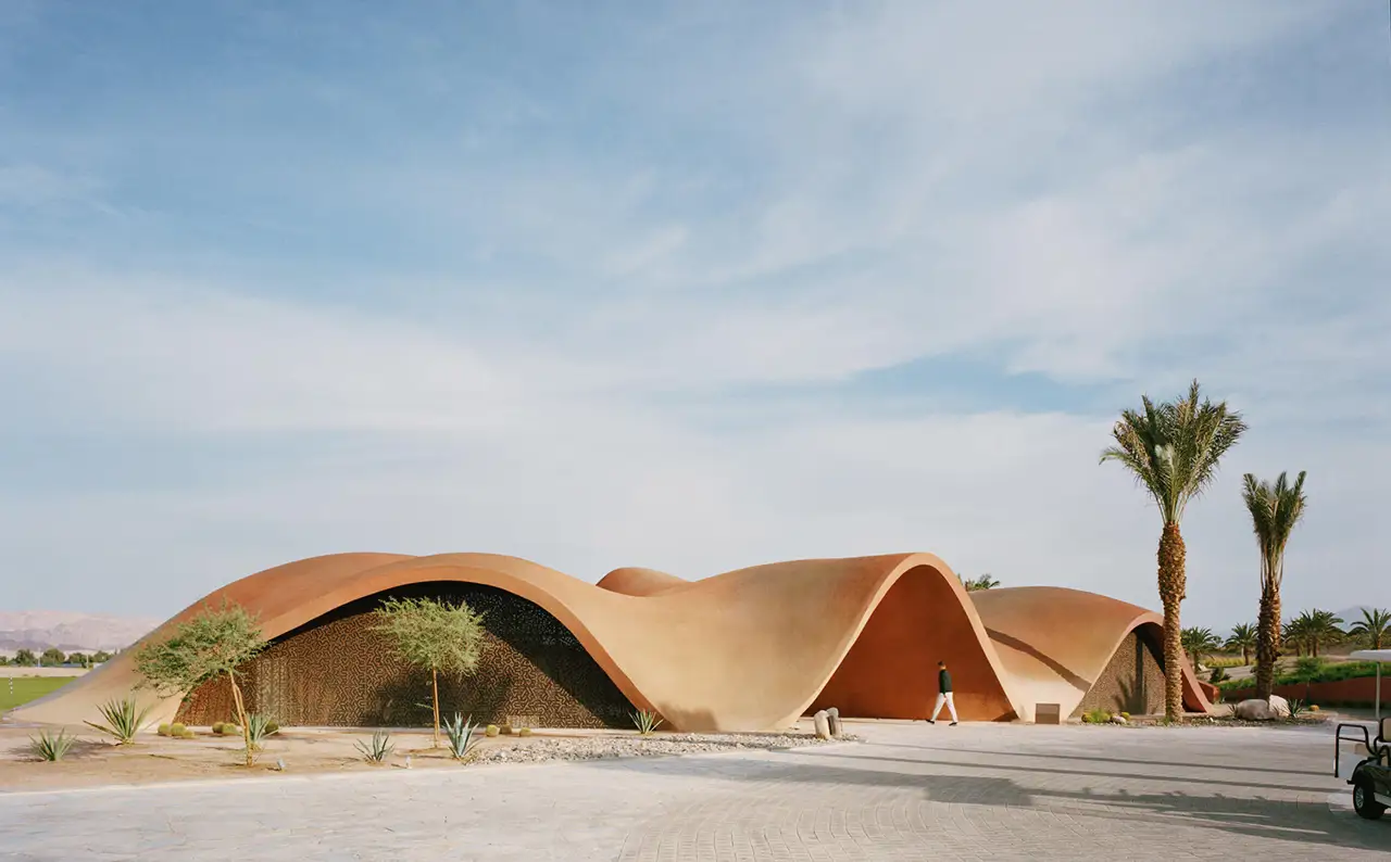 Ayla Golf Clubhouse en Jordania fotografiada por Rory Gardiner. 