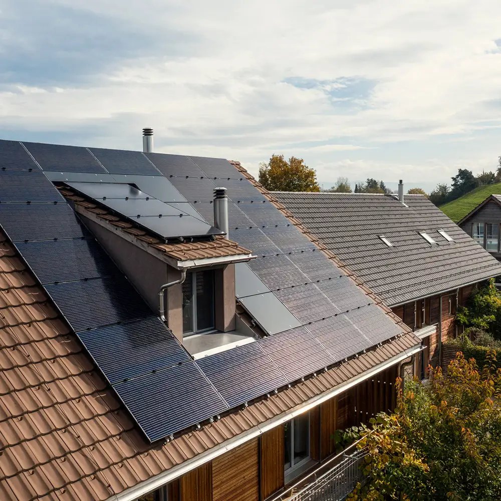 Los paneles solares contribuyen a ahorrar en la factura de la luz.