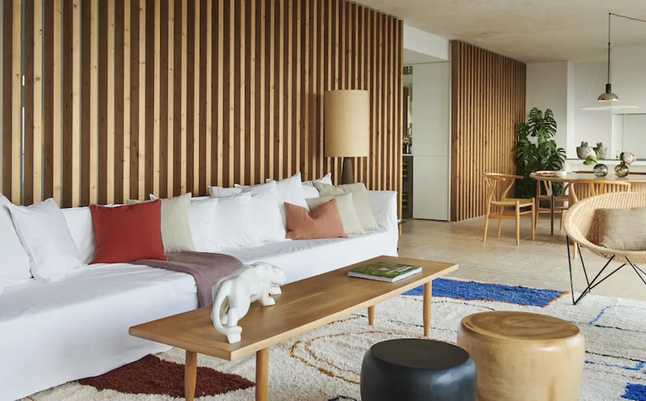 En este salón, unos listones de madera a la medida actúan como separador de ambientes.