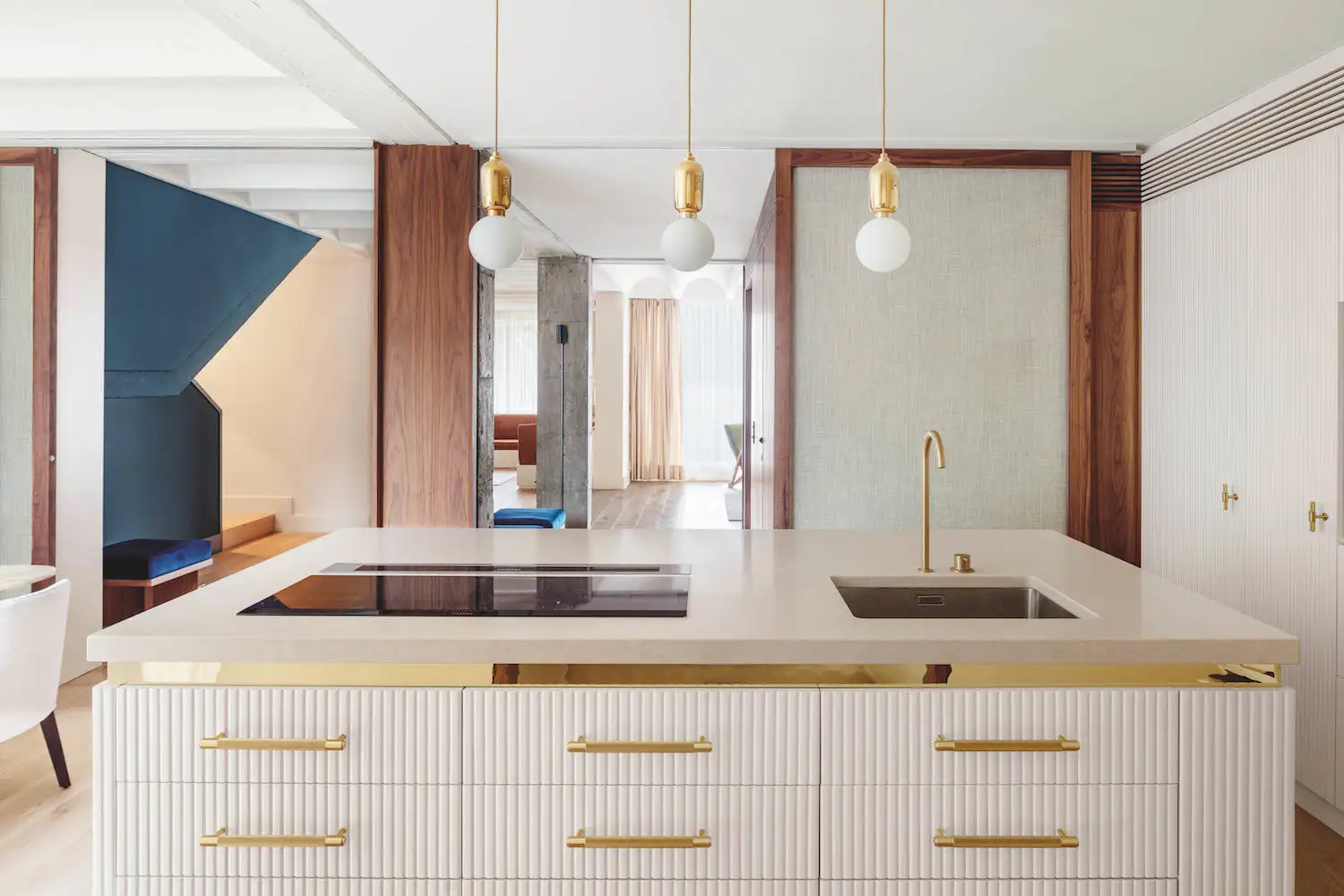 Cocina con tiradores de color dorado. Interiorismo: Abel Pérez Gabucio 