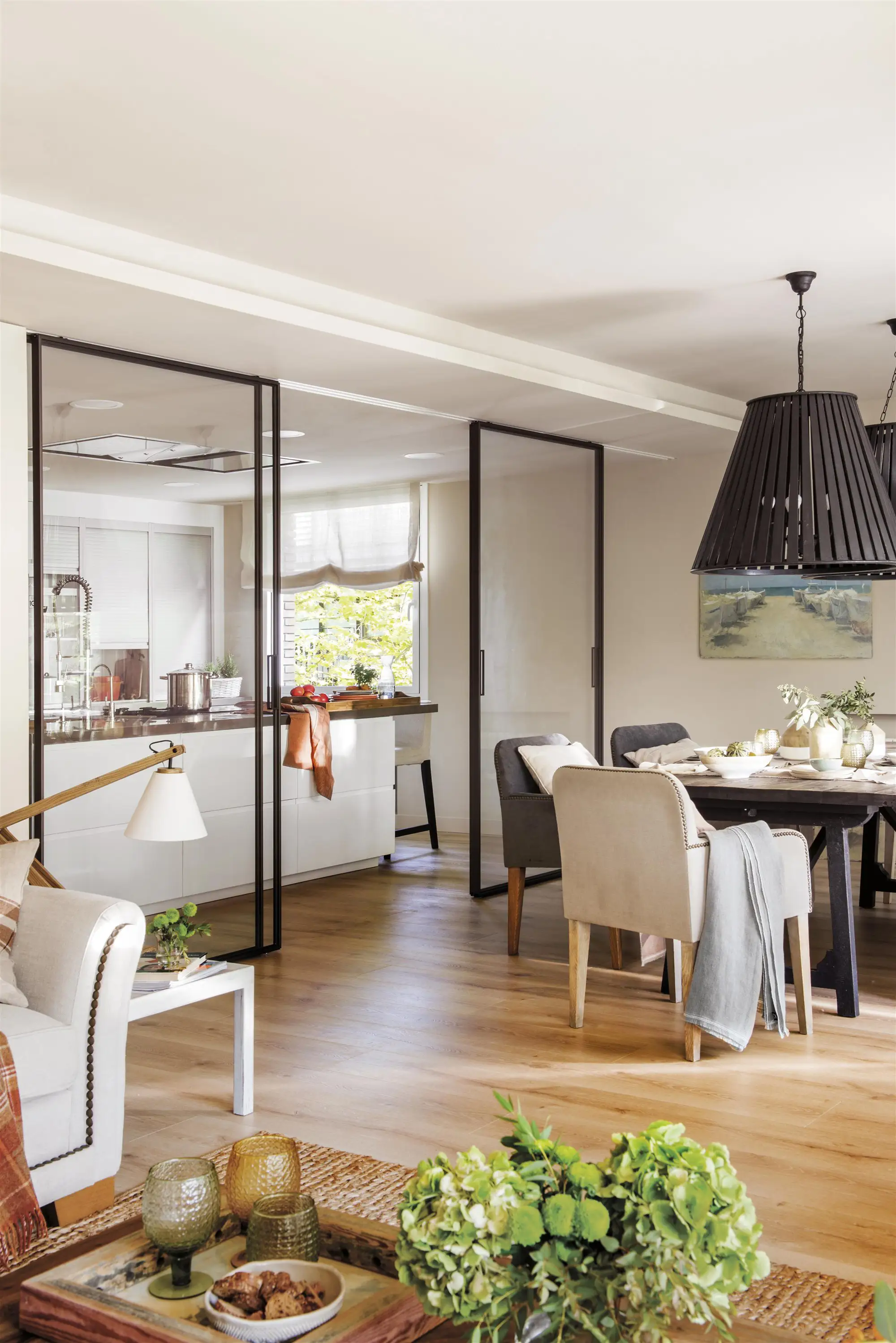 cocina salón comedor con puertas correderas de cristal 